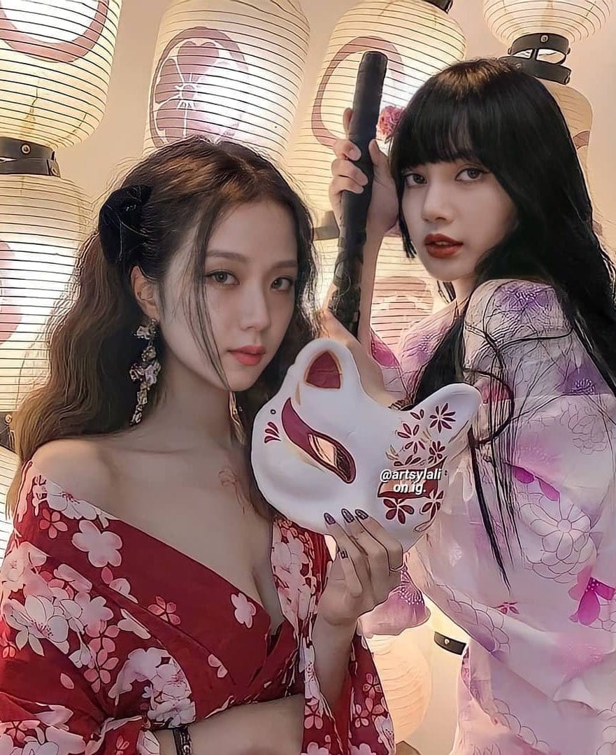 Jisoo And Lisa 