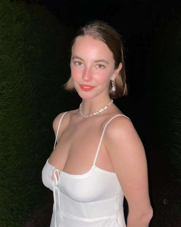 740full-amelie-model-15.jpg