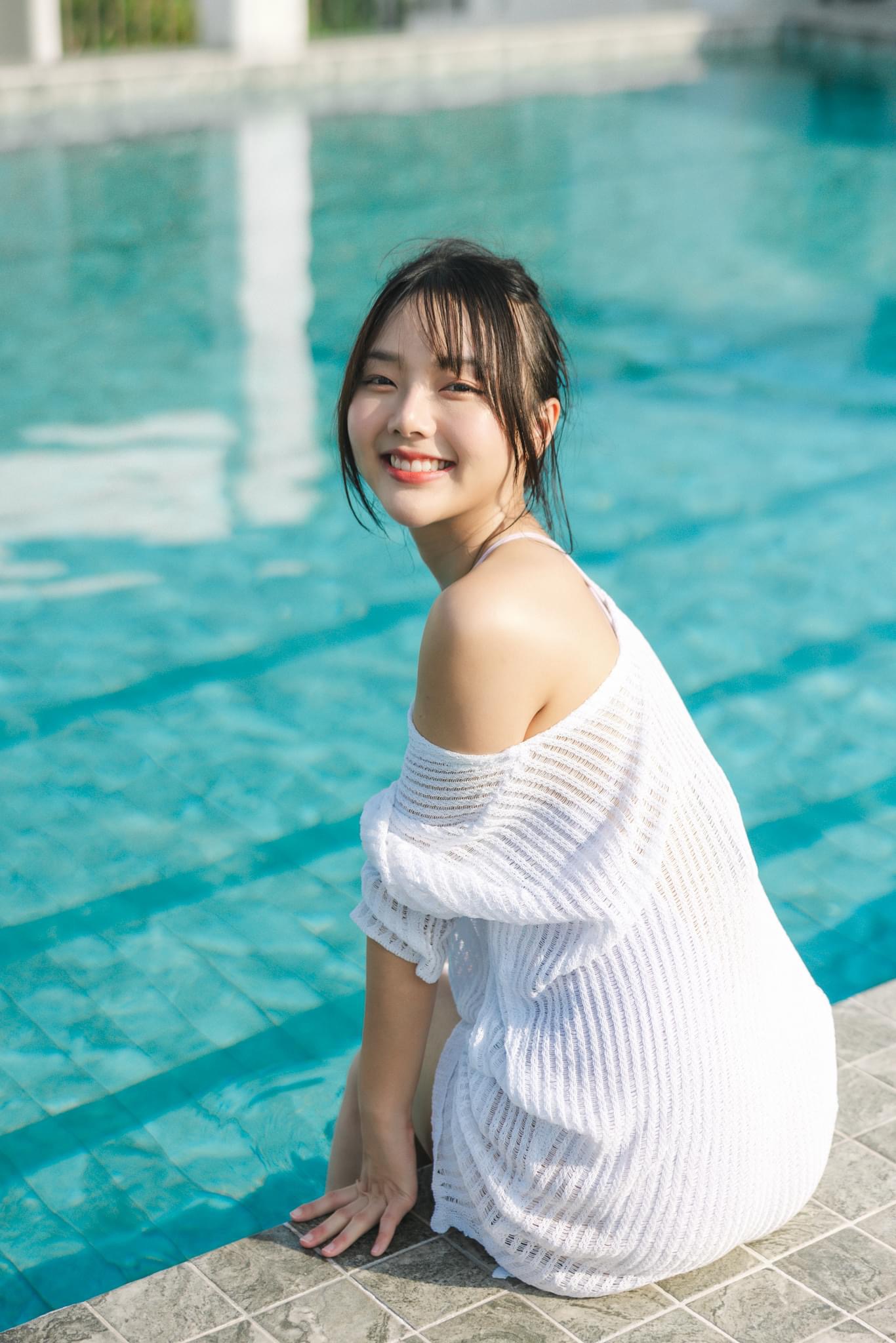 น้องปิ่น Pinomyim ริมสระ 7 รูป